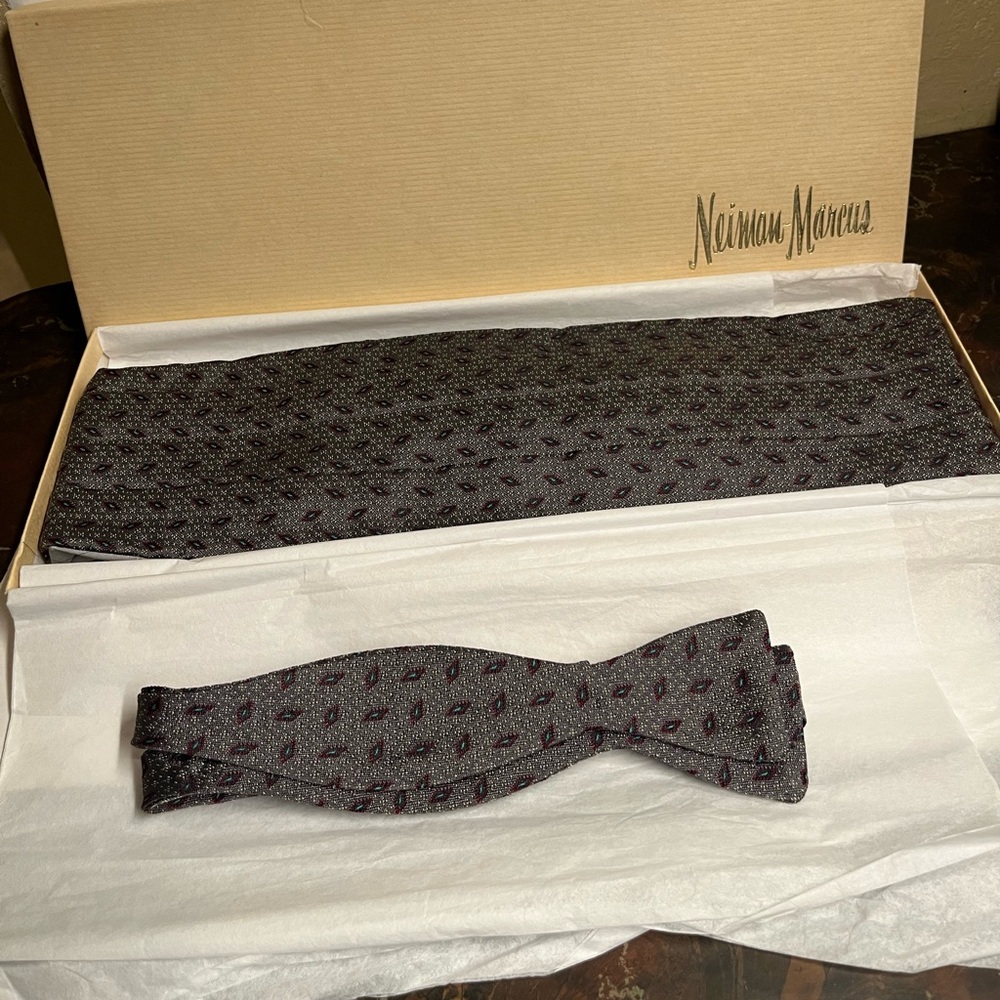 Neiman Marcus Maccleafield bow tie cummerbund combo